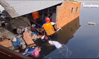 Sập nhà ven sông ở TPHCM