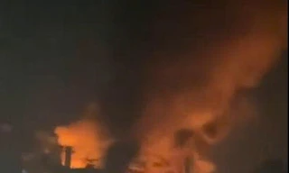 Cháy lớn bãi phế liệu rộng hàng trăm mét vuông ở TPHCM