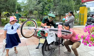 Bộ đội quân hàm xanh tiếp sức học sinh khó khăn trước năm học mới