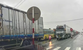 Quốc lộ 1 qua Khánh Hòa, Đắk Lắk ùn tắc 20km, tiếp tế đồ ăn, nước uống cho tài xế