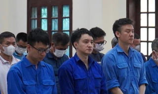 Bị cáo Nguyễn Tài Lộc (giữa ảnh) khai tại tòa.