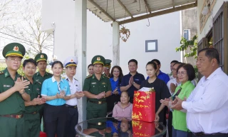 Bộ đội Biên phòng TPHCM san sẻ tình thương đến bà con nhân dân trước thềm Tết Bính Ngọ