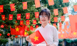 Giới trẻ Hải Phòng check-in cờ hoa mừng Quốc khánh 2/9