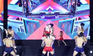 Mãn nhãn những màn đánh võ giữa trung tâm TPHCM từ hàng trăm võ sĩ Việt và quốc tế