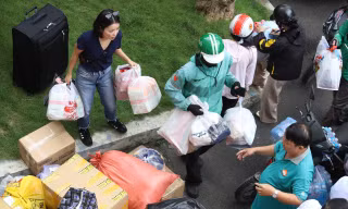 Người dân TPHCM xuyên đêm mang hàng đến Mặt trận san sẻ với đồng bào vùng lũ 