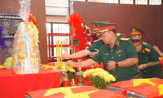 Quân khu 7 tri ân Anh hùng liệt sĩ, động viên lực lượng tìm kiếm, quy tập hài cốt liệt sĩ