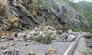 Đá trên núi sạt lở, chắn ngang đường vào Vườn quốc gia Cát Bà