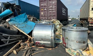 Va chạm giao thông trên quốc lộ 5, 3 cuộn thép đứt dây đè nát cabin xe đầu kéo