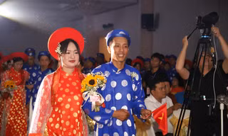 50 đôi thanh niên công nhân rạng rỡ trong lễ cưới tập thể tại TPHCM