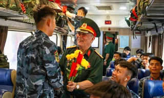 Lưu luyến giây phút tiễn đoàn diễu binh A80 rời ga Hà Nội