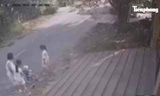 [Clip]: Ô tô tông văng người phụ nữ đi bộ cùng 3 trẻ nhỏ ở TPHCM