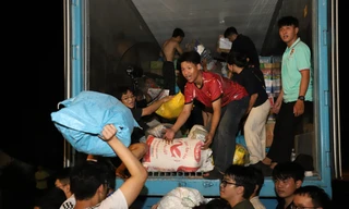 Bạn trẻ TPHCM miệt mài phân loại, chuyển hàng gửi đến người dân vùng lũ