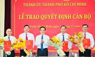 Trao quyết định phê chuẩn kết quả bầu Phó Chủ tịch HĐND TPHCM, 3 Phó Chủ tịch UBND TPHCM