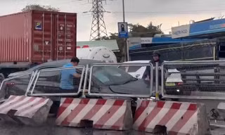 Va chạm container, ô tô lao vào dải phân cách ở TPHCM