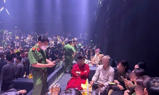 Cảnh sát đột kích quán bar hơn 500 người ở TPHCM lúc rạng sáng