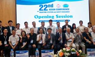 Các đại biểu, chuyên gia quốc tế chụp ảnh lưu niệm cùng lãnh đạo, cán bộ, giảng viên Trường Đại học Hàng hải Việt Nam.