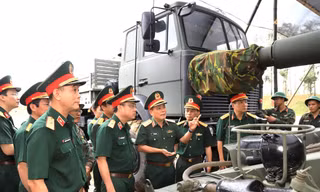 Trung tướng Trần Minh Đức kiểm tra xe pháo diễu binh A80