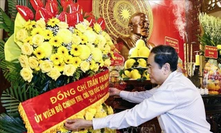 Chủ tịch Quốc hội dâng hương tưởng nhớ Chủ tịch Tôn Đức Thắng, trao quà gia đình chính sách ở An Giang