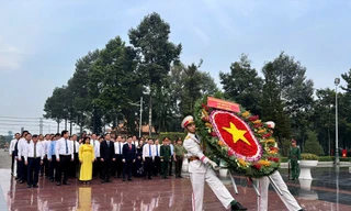 Lãnh đạo TPHCM dâng hương tri ân Anh hùng liệt sĩ trước thềm Đại hội Đảng bộ thành phố