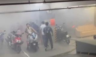 Cháy hầm giữ xe tòa nhà 11 tầng ở TPHCM, người dân hoảng hốt tháo chạy