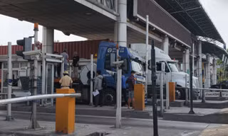  Hai cuộn thép rơi khỏi xe đầu kéo, đường Võ Chí Công ùn tắc nhiều giờ 