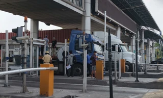  Hai cuộn thép rơi khỏi xe đầu kéo, đường Võ Chí Công ùn tắc nhiều giờ 