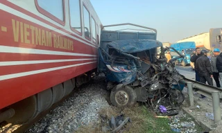 Va chạm với đoàn tàu Hoa Phượng Đỏ, cabin xe tải bị vò nát