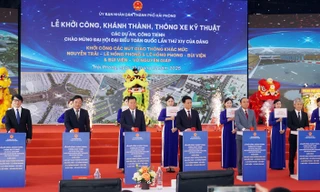 Các đại biểu bấm nút khởi công đồng loạt 13 dự án trọng điểm tại Hải Phòng.