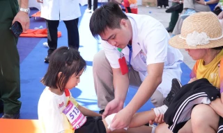 ‘Lá chắn trắng’ hoàn thành nhiệm vụ tại Tiền Phong Marathon 2026