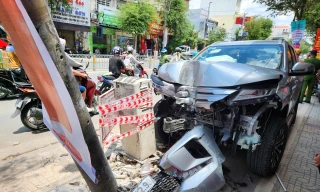 Ô tô đâm liên hoàn xe máy, tông gãy trụ điện khiến 3 người bị thương