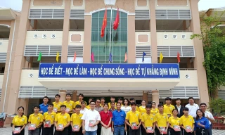  Báo Tiền Phong trao hàng nghìn tập vở, bút viết, giày dép tiếp sức học sinh vùng lũ Đắk Lắk 