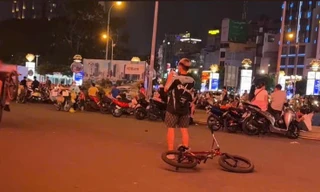 'Diễn xiếc' xe đạp giữa phố đông, 2 thiếu niên bị xử phạt