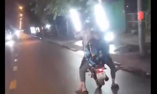 'Tổ lái' biểu diễn bốc đầu xe máy bị CSGT mời làm việc