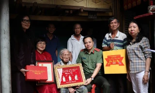 Trung tướng Mai Hoàng thăm, chúc Tết các đơn vị và cá nhân tiêu biểu