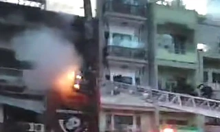 Hình ảnh lực lượng chức năng khống chế vụ cháy.