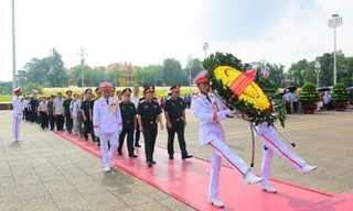 Các đại biểu vào Lăng viếng Chủ tịch Hồ Chí Minh, sáng 14/9.