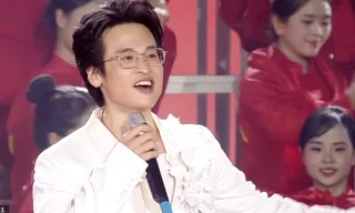 Hà Anh Tuấn hát ca ngợi lá cờ Tổ quốc