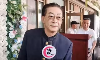 Lục Tiểu Linh Đồng đến viếng 'Phật Tổ Như Lai' Chu Long Quảng