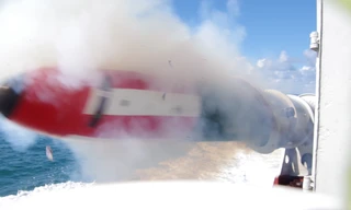 Chiến hạm Vùng 1 Hải quân thực hành bắn ngư lôi maket trên vùng biển Quảng Ninh