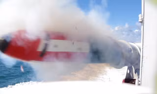 Chiến hạm Vùng 1 Hải quân thực hành bắn ngư lôi maket trên vùng biển Quảng Ninh