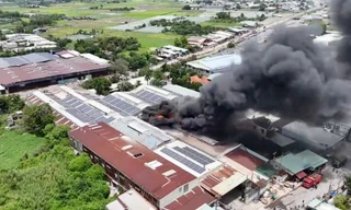 VIDEO: Cháy lớn công ty bao bì ở TPHCM, cột khói bốc cao hàng chục mét