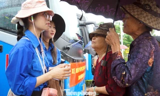 Thanh niên Hải Phòng dầm mưa hỗ trợ người dân đi xe 0 đồng tham quan triển lãm Quốc gia