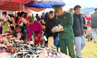 Xúc động hình ảnh người lính Biên phòng chăm lo Tết cho các con nuôi và đồng bào nghèo