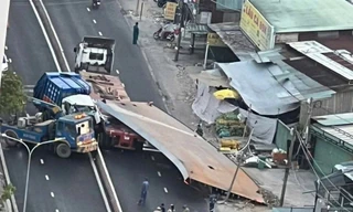 Tấm thép 10 tấn đè nát cabin, tài xế xe rác tử vong tại chỗ