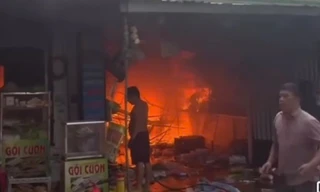 CLIP: Cháy cửa hàng đồ nhựa ở TPHCM, cột khói đen bốc cao hàng chục mét