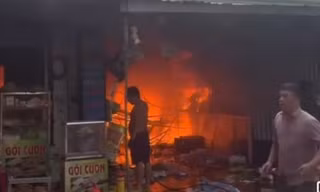 CLIP: Cửa hàng đồ nhựa cháy ngùn ngụt, cột khói đen bốc cao hàng chục mét