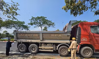 TPHCM tổng rà soát hơn 6.400 xe tải tự đổ, siết chặt vi phạm quá tải