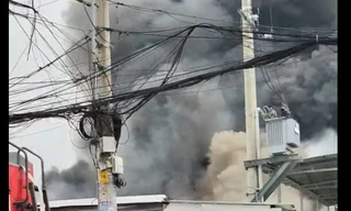 Clip: Lửa khói ngùn ngụt ở kho phế liệu tại TPHCM