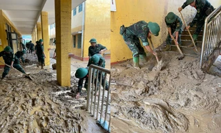 Bộ đội dầm mình trong bùn đất giúp dân sau đợt mưa lũ lớn