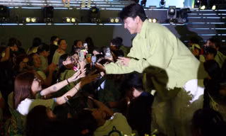 Bất ngờ màn đấu giá của khán giả và nghệ sĩ